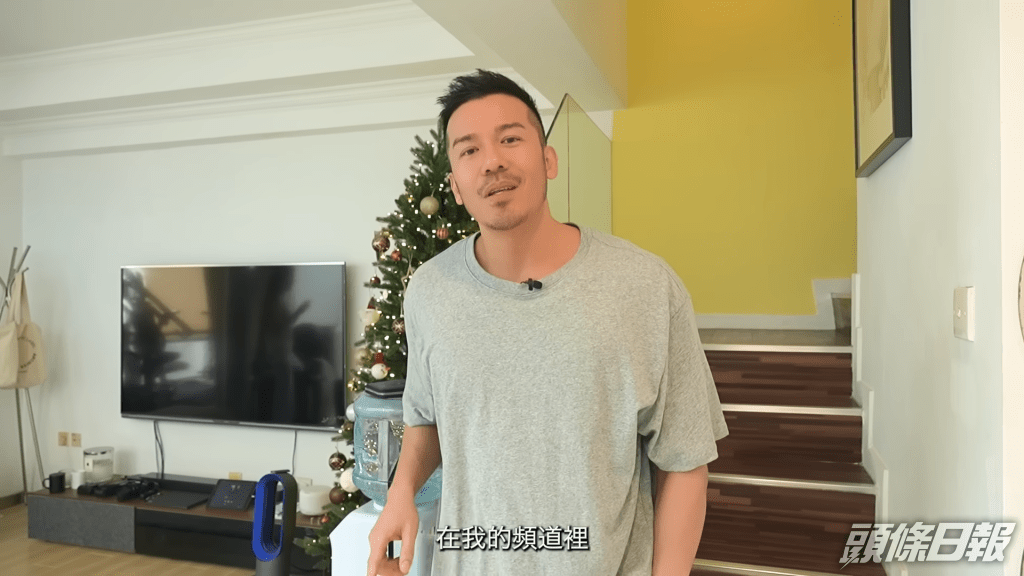 之後沈震軒又拍片介紹自己的人偶珍藏。